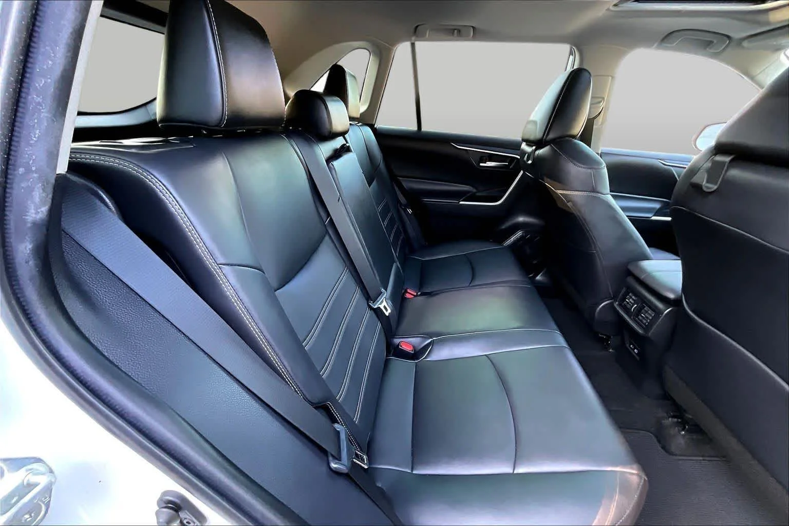 Used 2022 Blizzard Pearl Toyota XLE Premium image 21