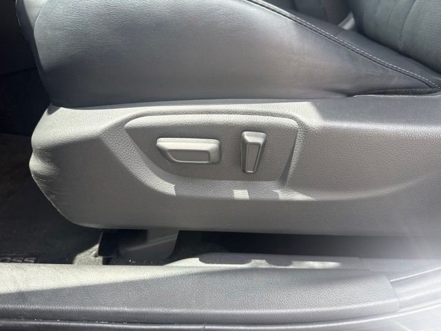 Used 2025  Mitsubishi SE image 13