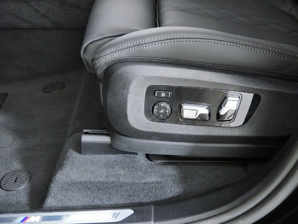New 2026 Black Sapphire Metallic BMW xDrive50e image 38
