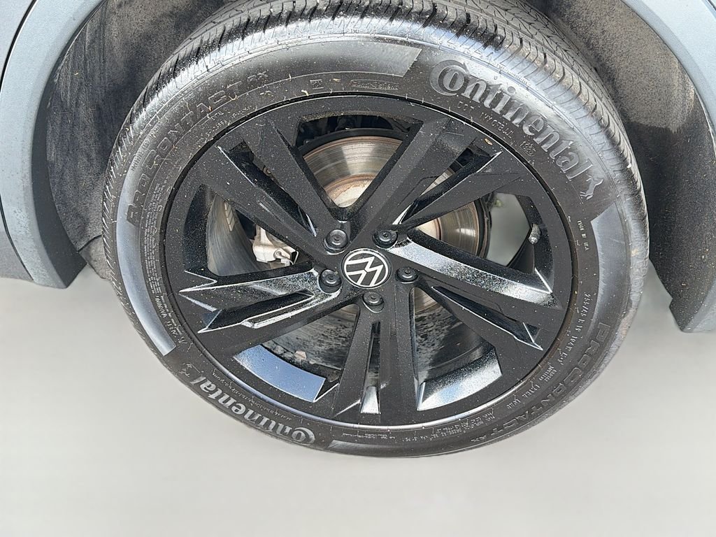 Used 2023 Platinum Gray Metallic Volkswagen SE R-Line Black image 9