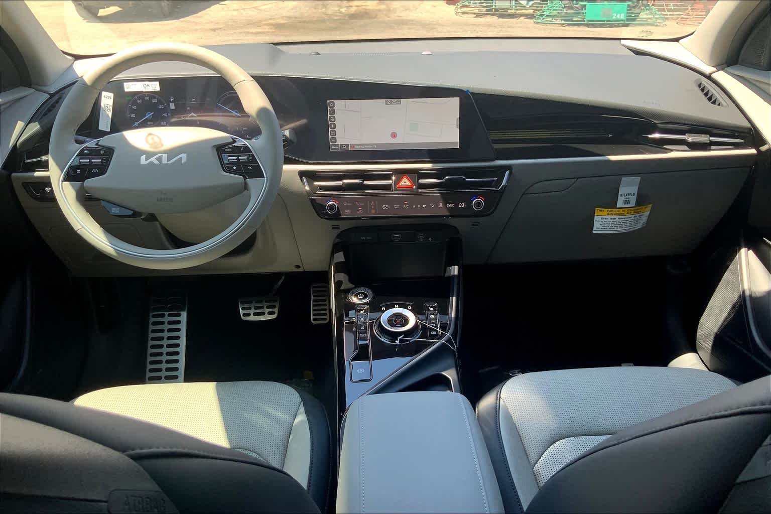 Used 2024 Cityscape Green Kia Wave image 5