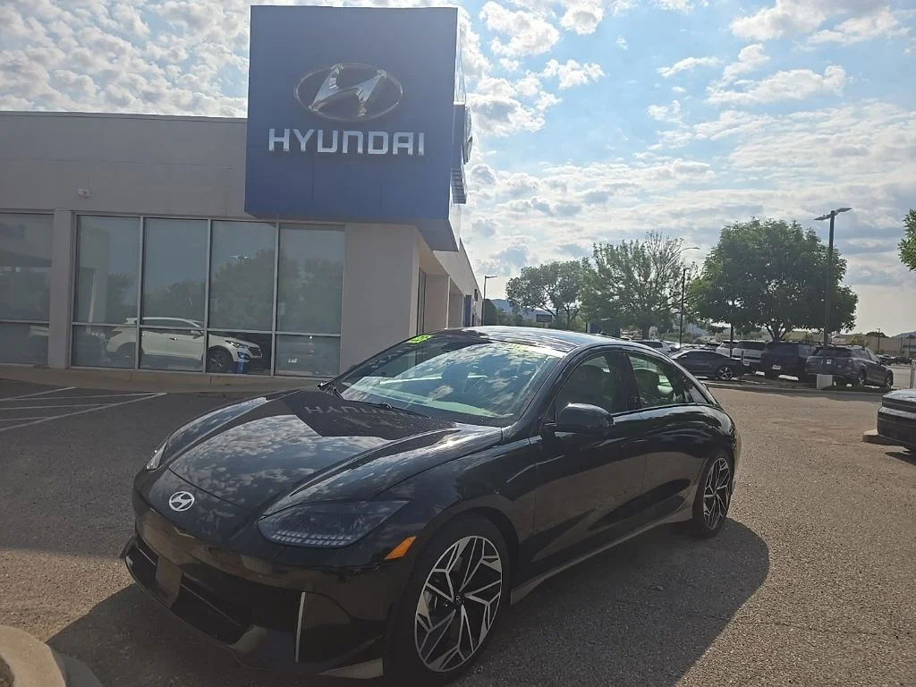Used 2023 Black Hyundai Limited image 1