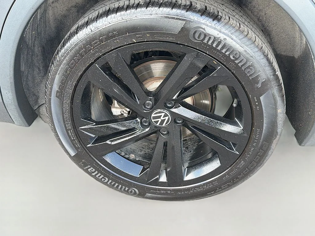 Used 2023 Platinum Gray Metallic Volkswagen SE R-Line Black image 9