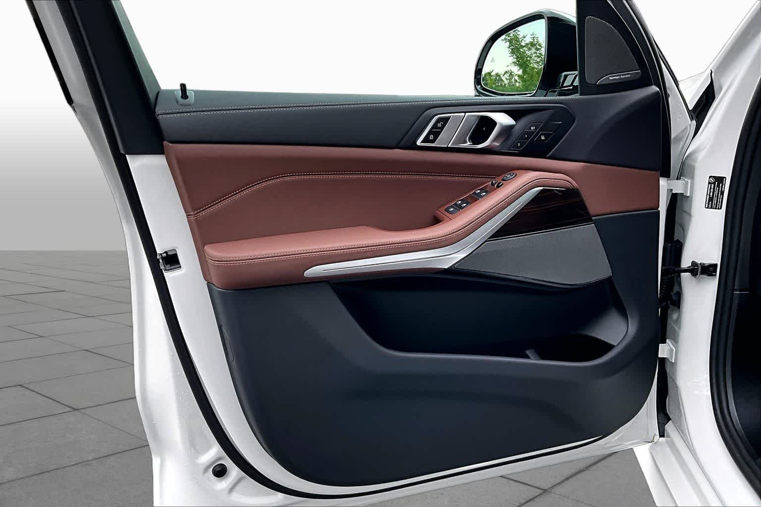 New 2026 Alpine White BMW xDrive40i image 10