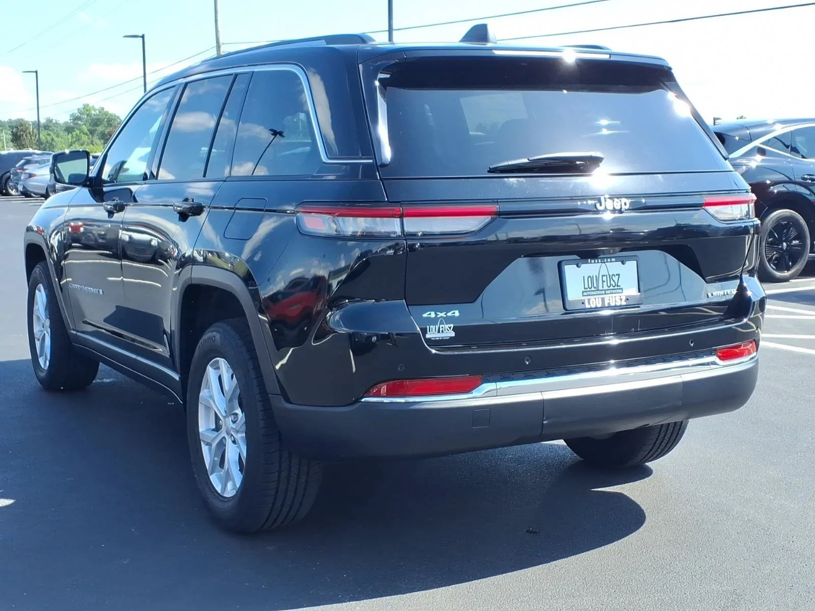 Used 2023 Diamond Black Crystal Pearlcoat Jeep Limited image 5