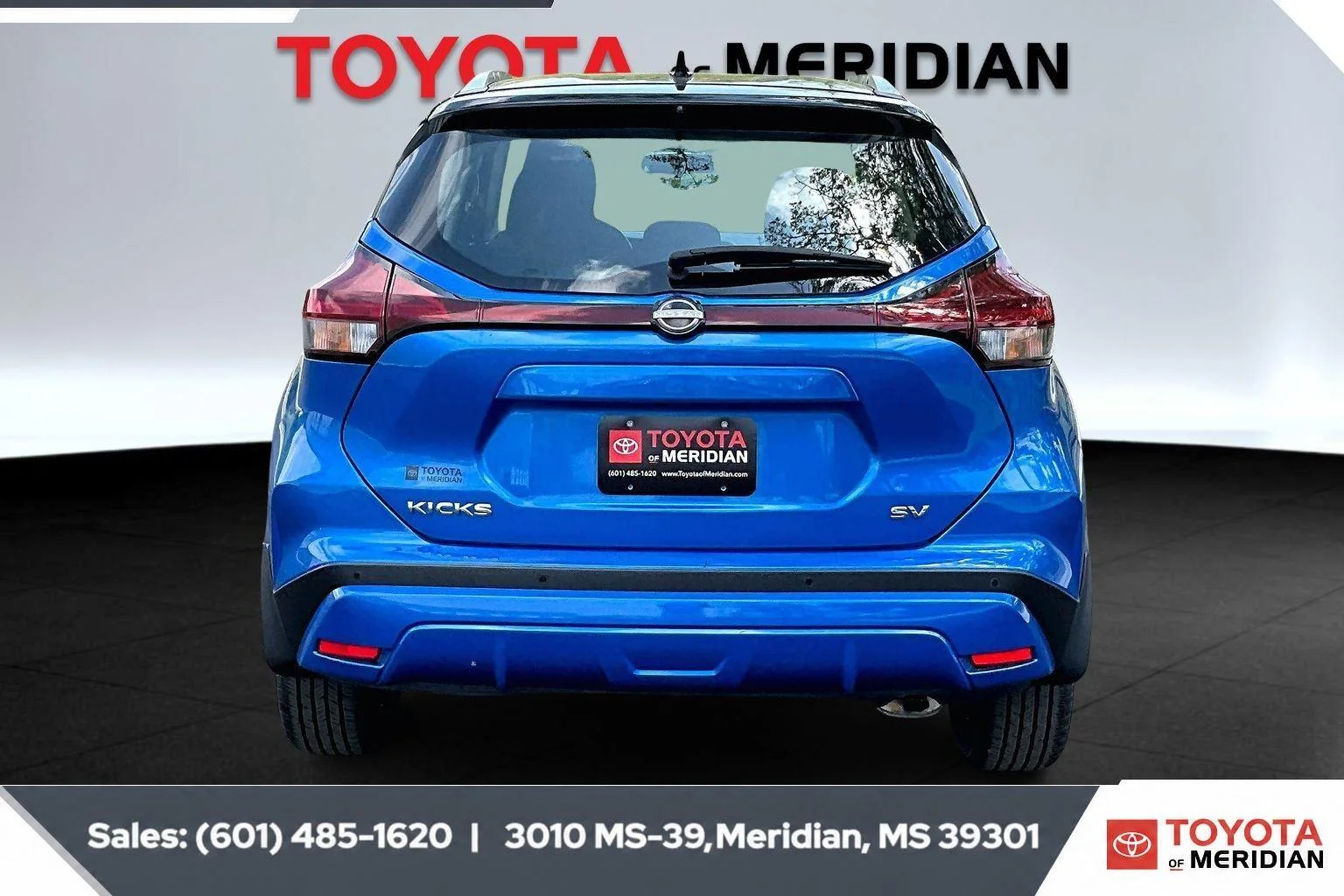 Used 2024 Electric Blue Metallic/Super Black Nissan SV image 4