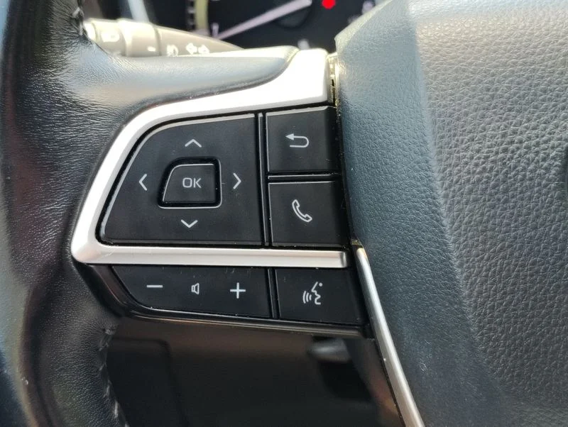 Used 2022 Silver Toyota XLE image 28