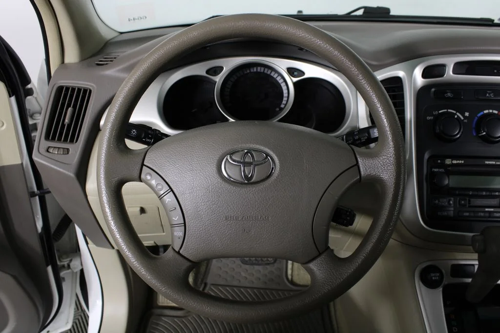 Used 2007 White Toyota V6 image 25