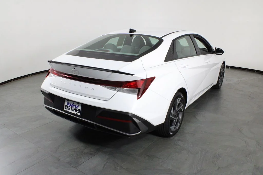 Used 2025 White Hyundai SEL Sport image 4