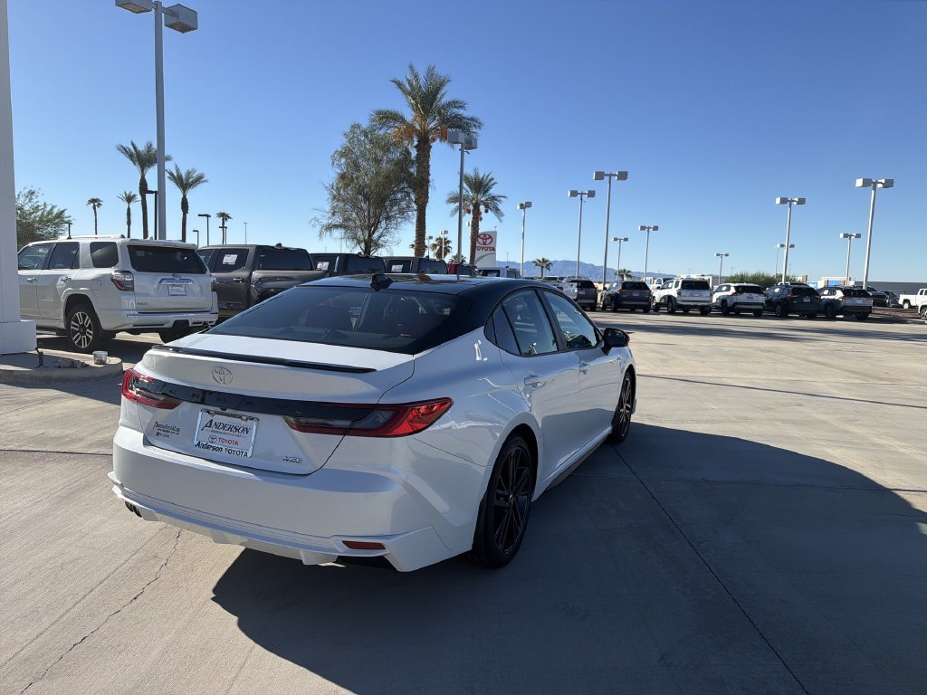 New 2026 Wind Chill Pearl with Midnight Black Metallic roof <sup>1</sup> Toyota  XSE image 5