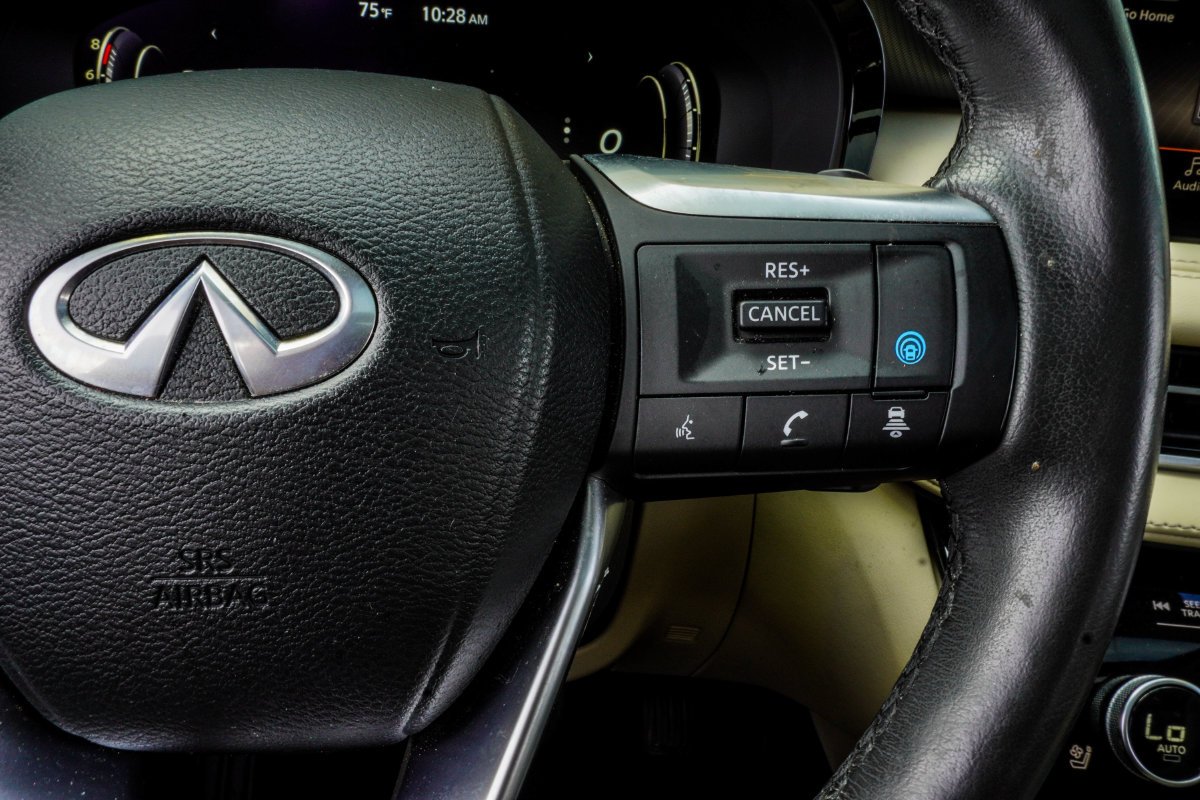 Used 2023 White INFINITI LUXE image 27