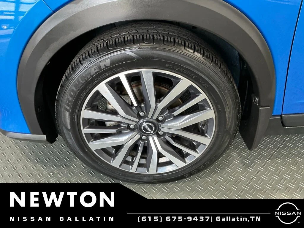 Used 2023 Electric Blue Metallic/Super Black Nissan SV image 38
