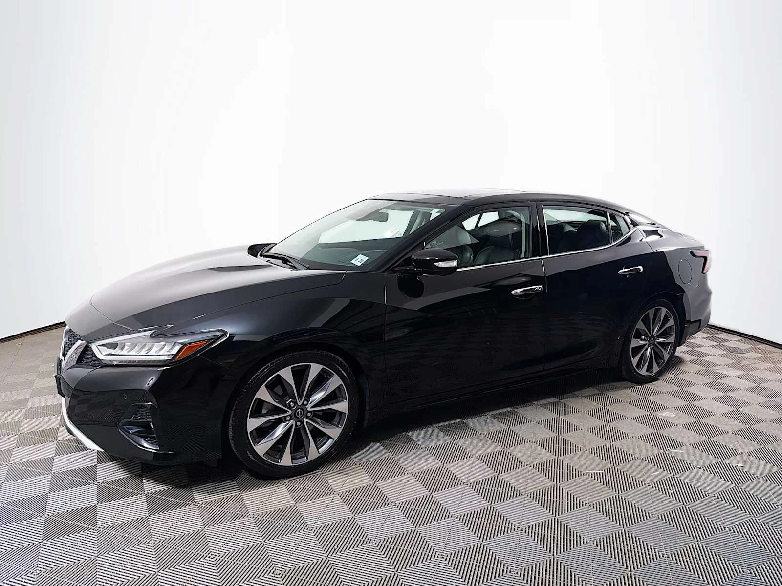 2023 Nissan Maxima Platinum's photo