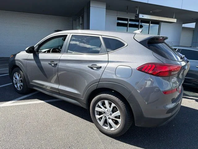 Used 2020 Gray Hyundai SE image 4
