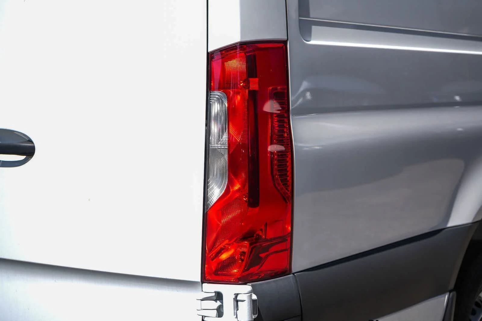 New 2025 Arctic+White Mercedes-Benz Cargo 170WB High Roof 113kW Battery RWD HO Motor image 11