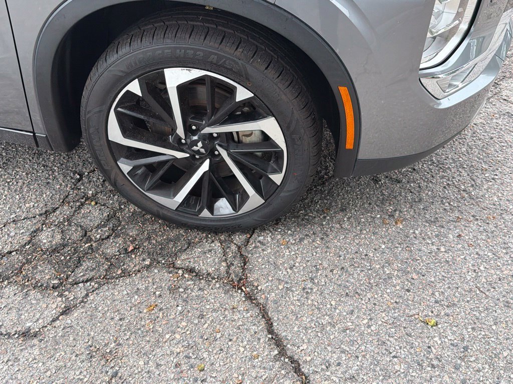 Used 2023 Silver Mitsubishi SE image 4
