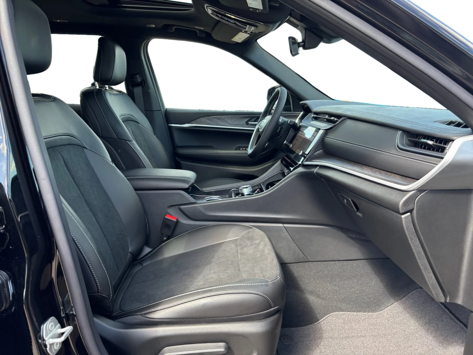 New 2026 Diamond Black Crystal Pearl Jeep Altitude image 17