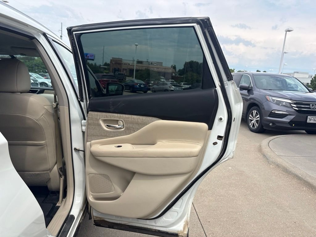 Used 2019 Pearl White Tricoat Nissan SL image 29