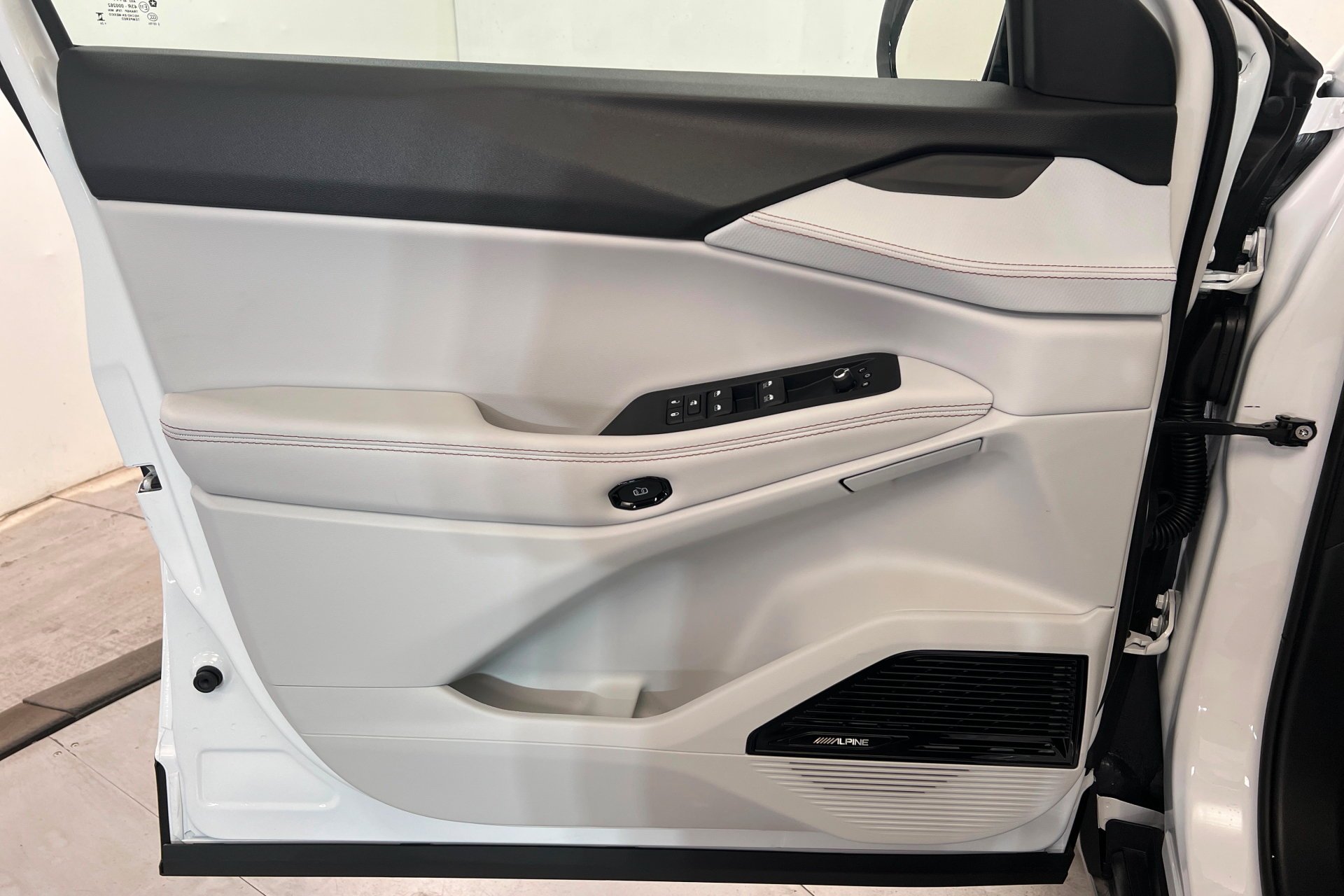 New 2026 Bright White Clear-Coat Exterior Paint Jeep Limited image 15