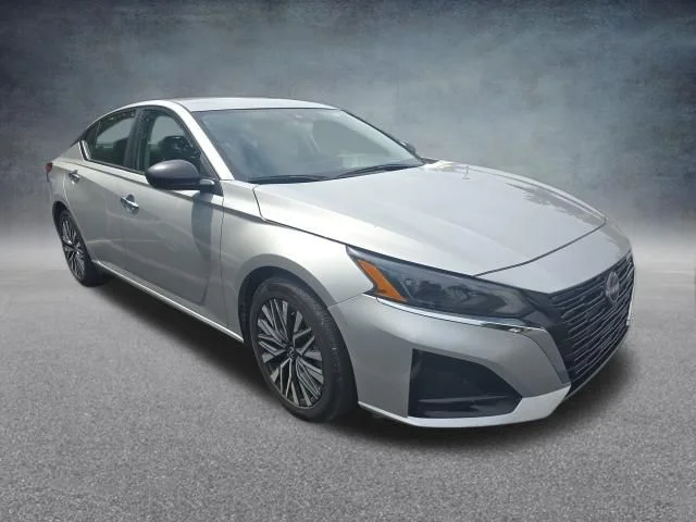 Used 2025 Silver Nissan 2.5 SV image 2