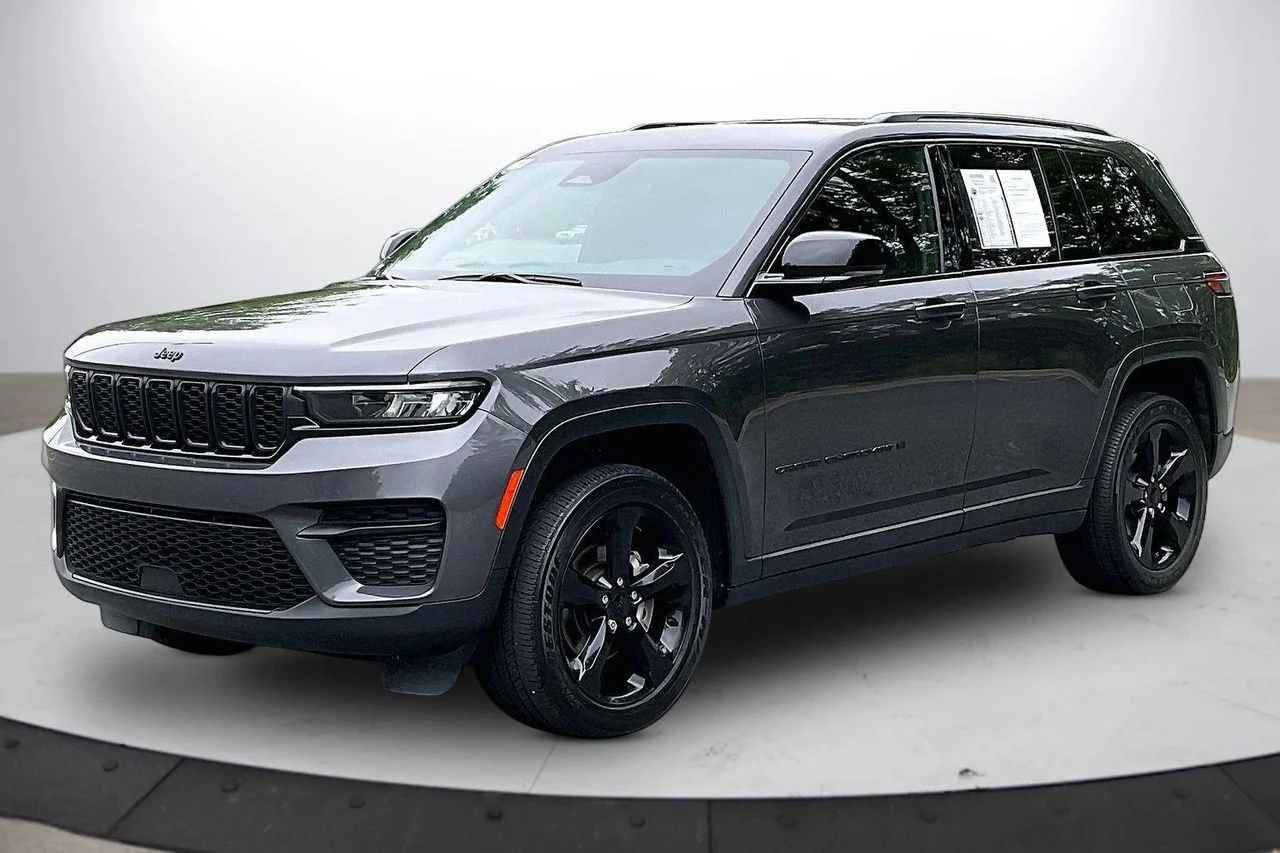 Certified Used 2023 Gray Jeep Altitude X image 4