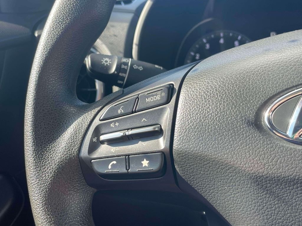 Used 2022 Green Hyundai SE image 21