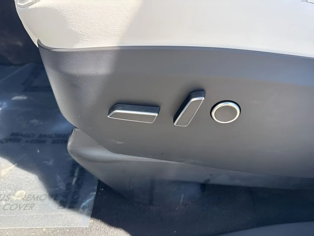 Used 2022  Tesla Base image 10