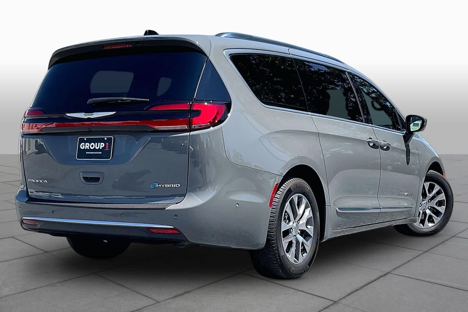 Used 2023 Ceramic Gray Clearcoat Chrysler Hybrid Pinnacle image 12