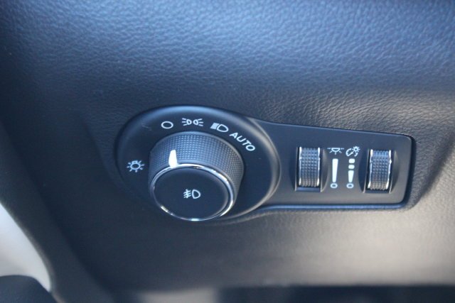 Used 2023 Silver Jeep Limited image 18