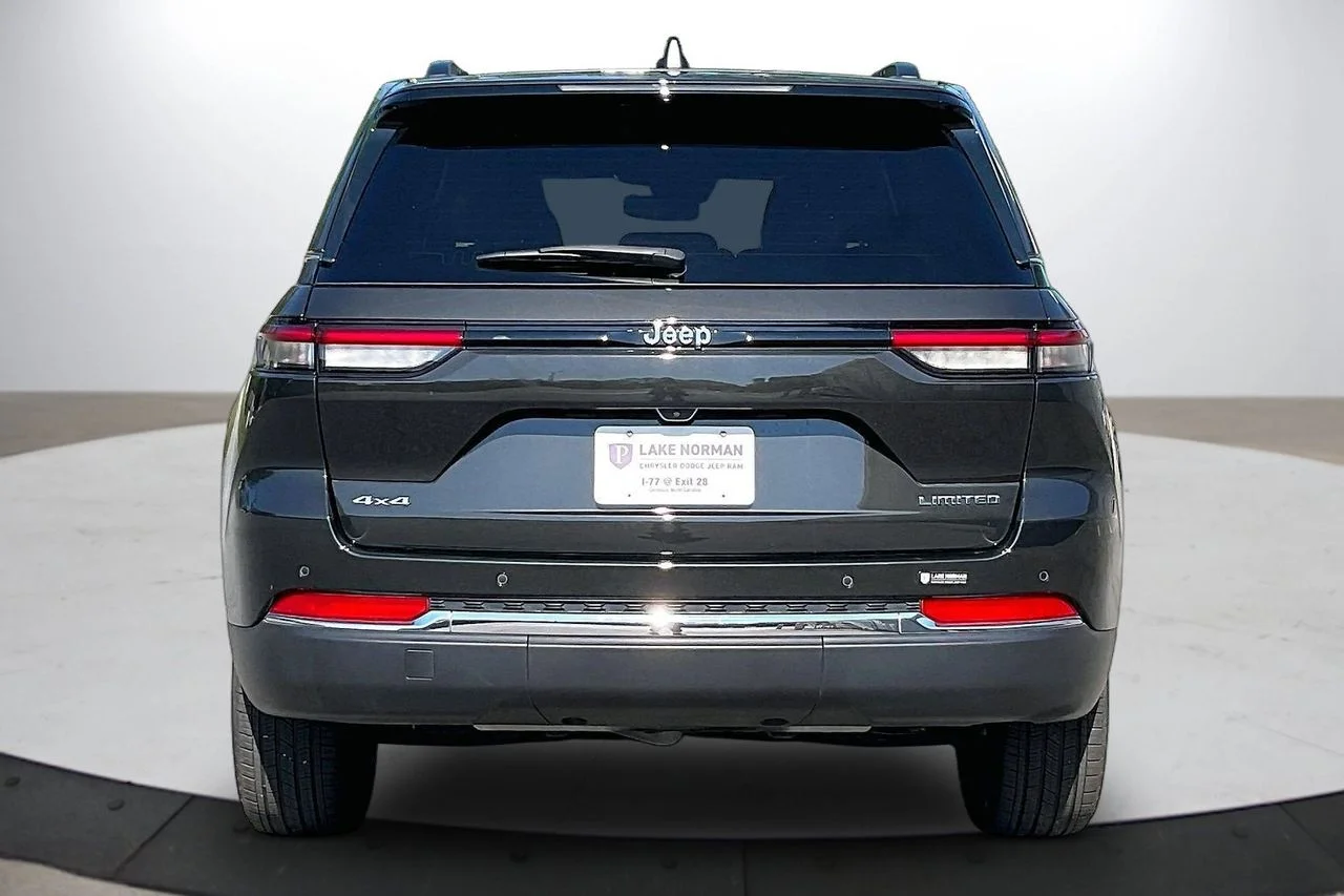 Certified Used 2023  Jeep Limited image 8