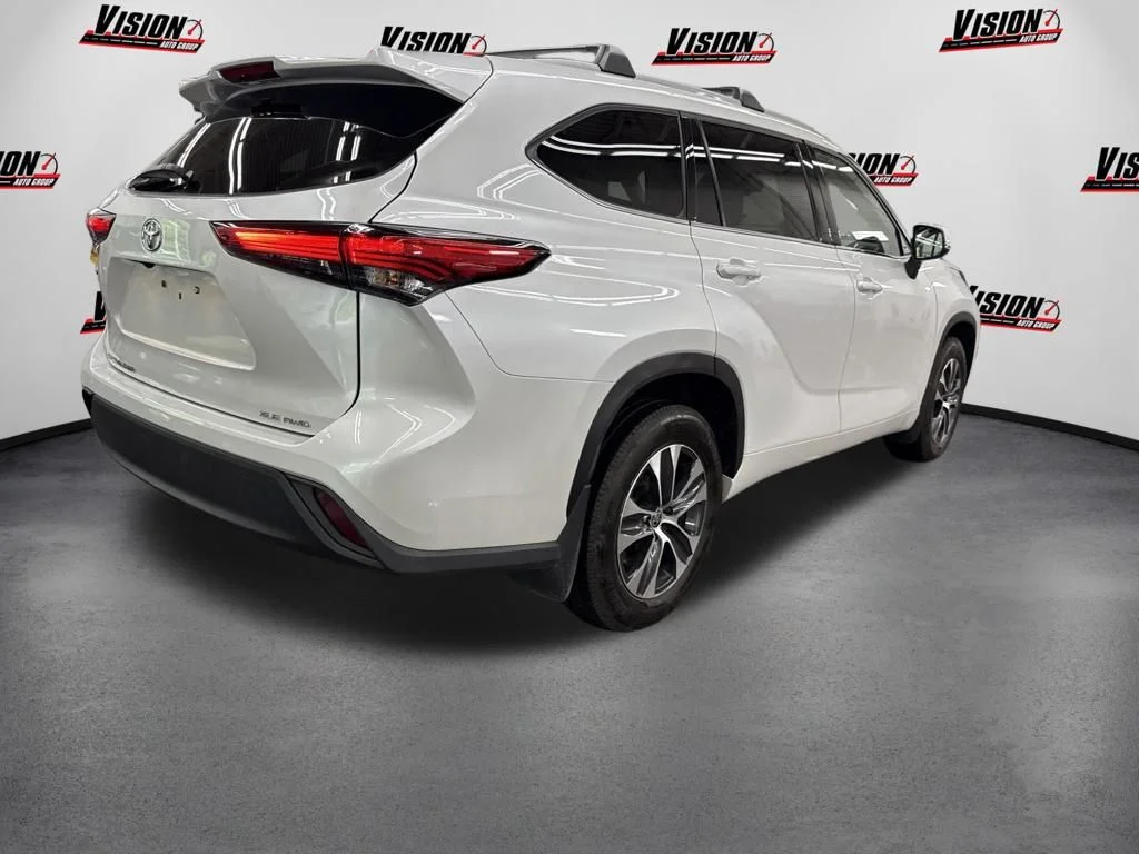 Used 2022 Beige Toyota XLE image 5
