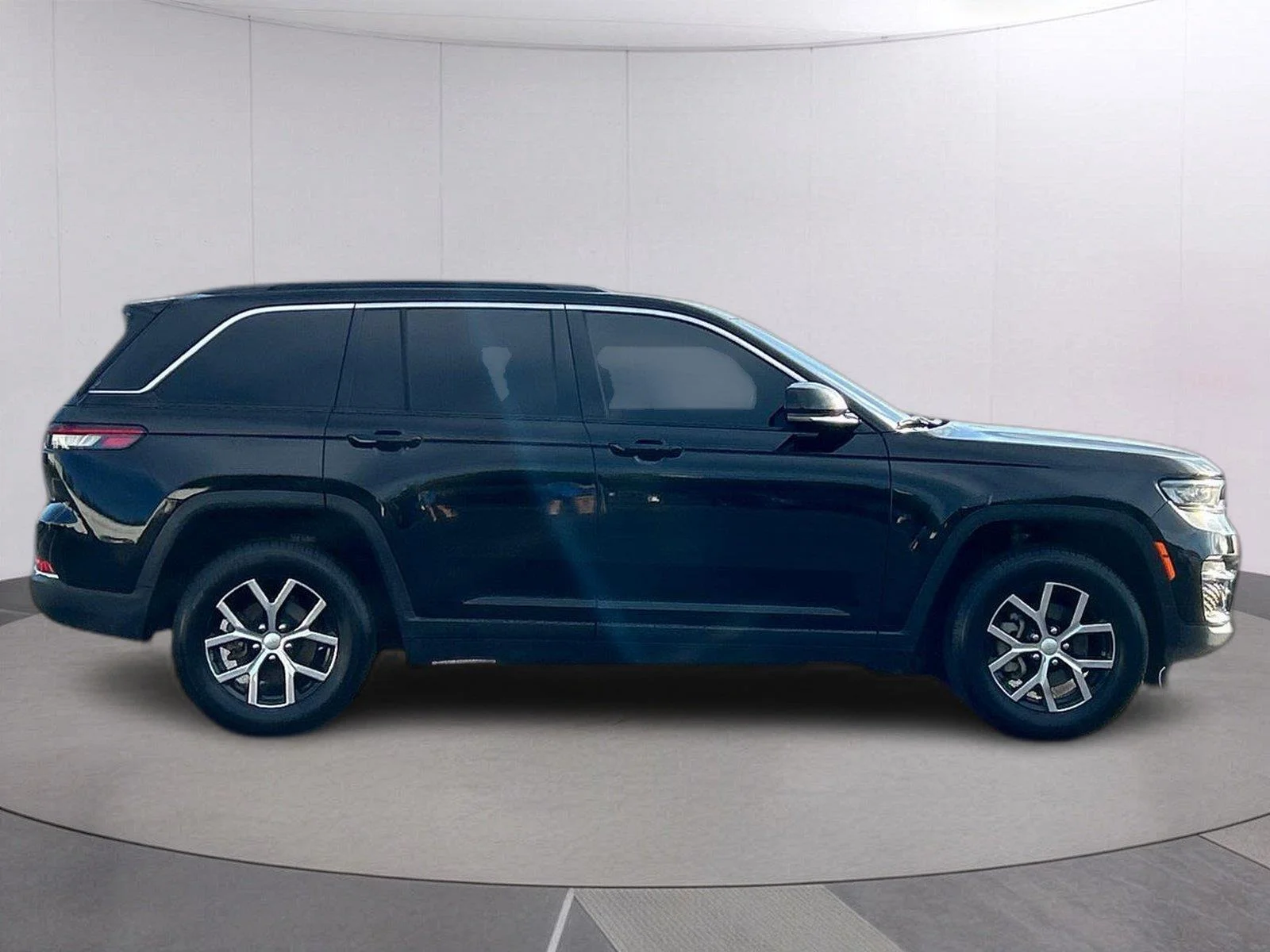 Used 2024 Diamond Black Crystal Pearlcoat Jeep Limited image 8