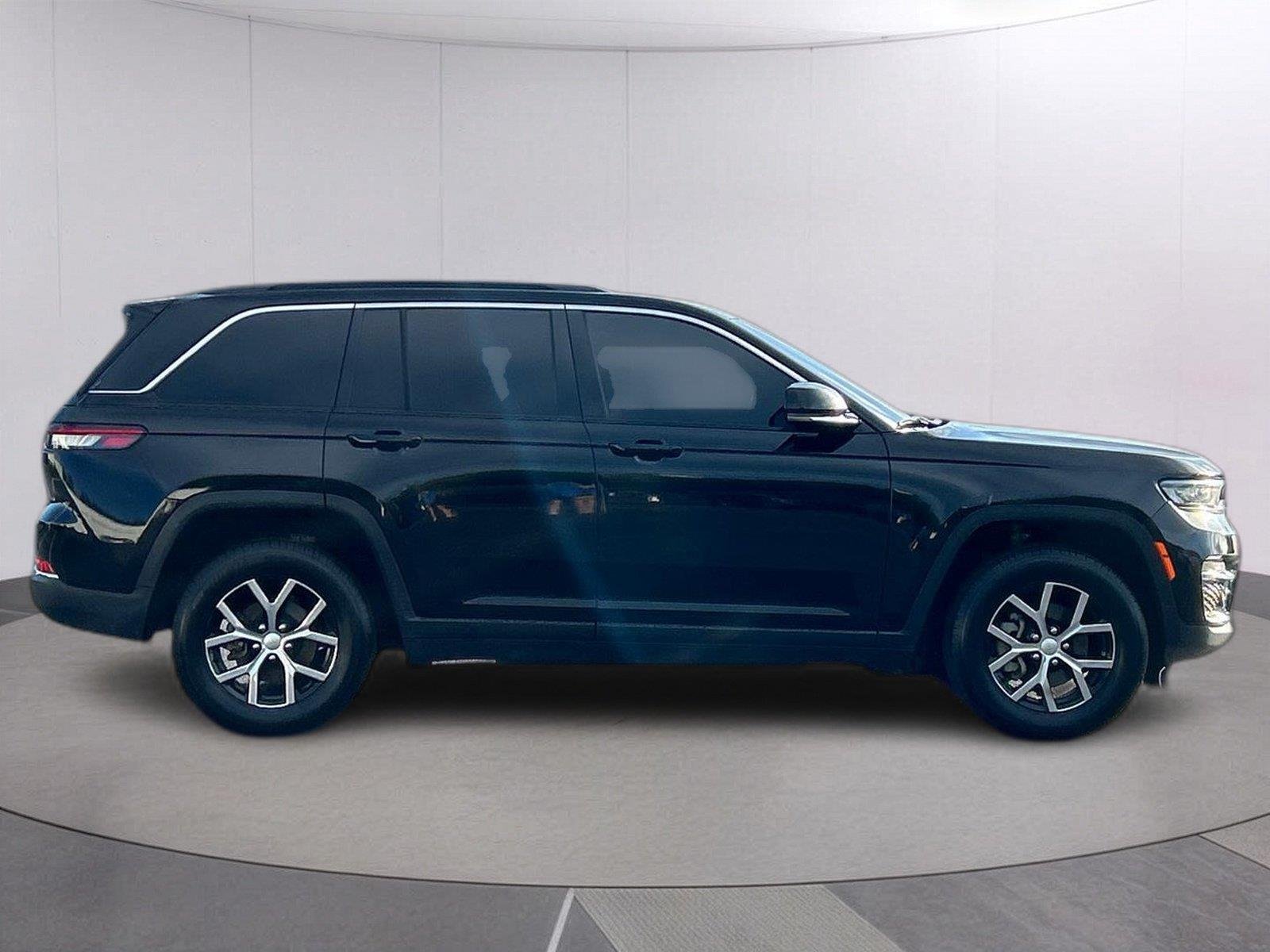 Used 2024 Diamond Black Crystal Pearlcoat Jeep Limited image 8