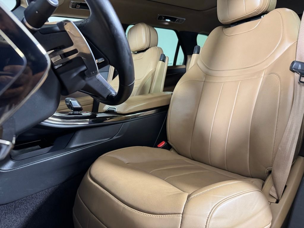 Used 2024 Fuji White Land Rover SE image 13