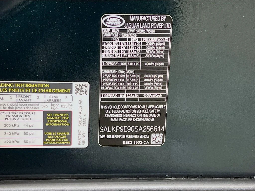 Certified Used 2025 British Racing Green SV Bespoke Ultra Met Gloss Land Rover SE image 34