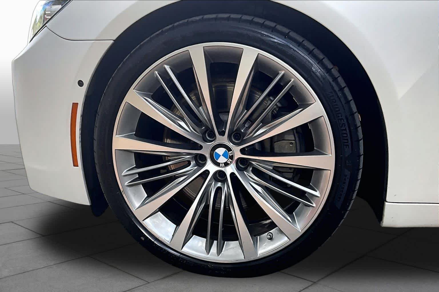 Used 2015  BMW 750Li xDrive image 10