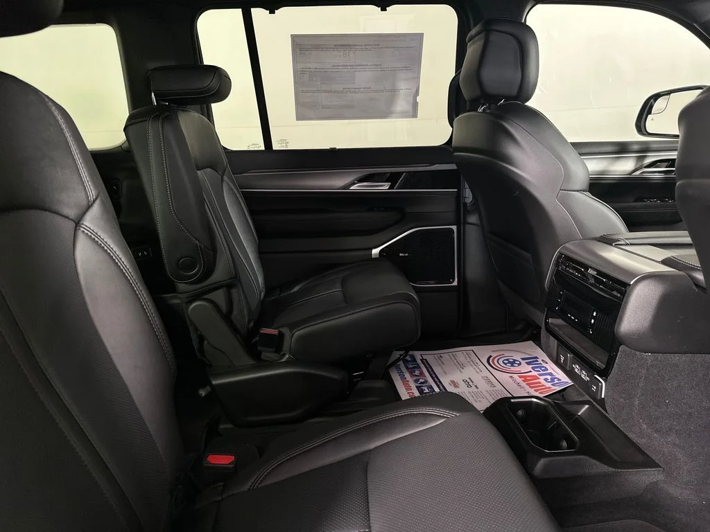 New 2026 Baltic-Gray Metallic Clear-Coat Exterior Paint Jeep Limited Reserve image 31