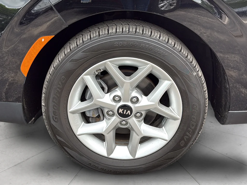 Used 2021 Black Kia S image 22