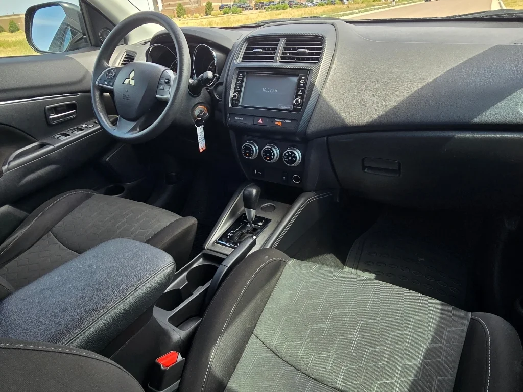 Used 2021 Labrador Black Metallic Mitsubishi LE image 26