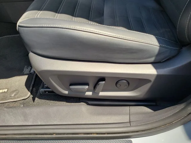 Used 2025 Gray Mitsubishi SE image 18