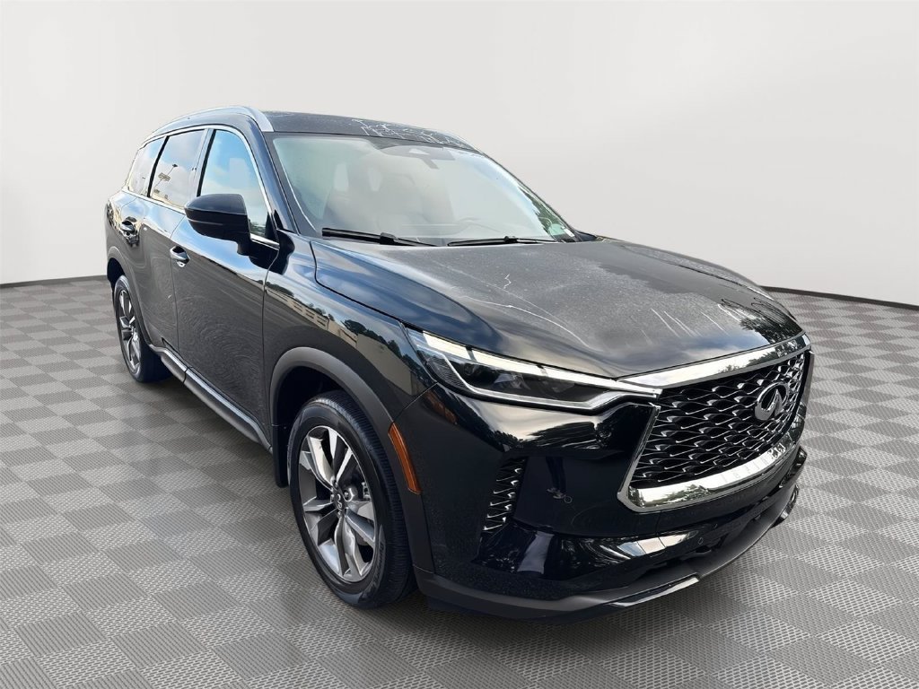 Used 2025 Black INFINITI LUXE image 4