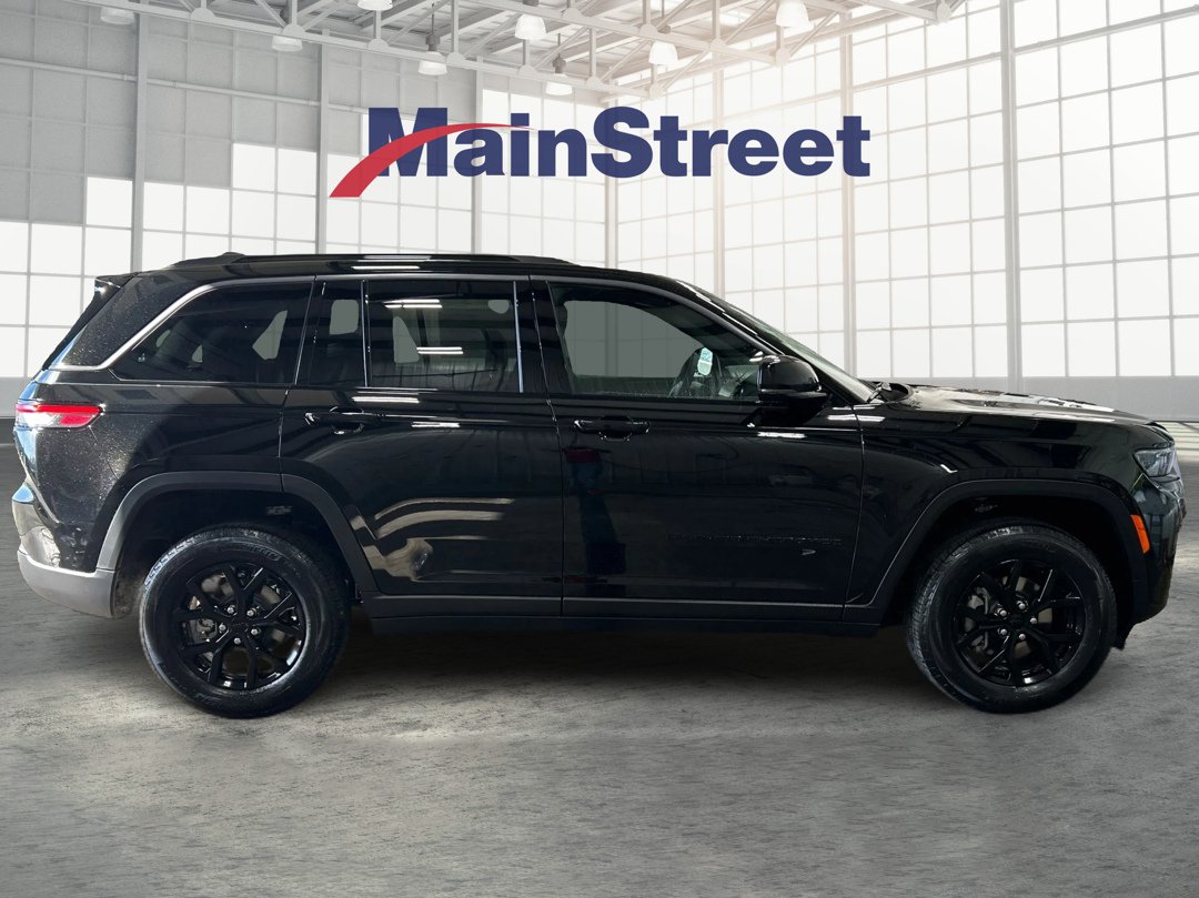 New 2026 Diamond Black Crystal Pearl-Coat Exterior Paint Jeep Altitude image 6