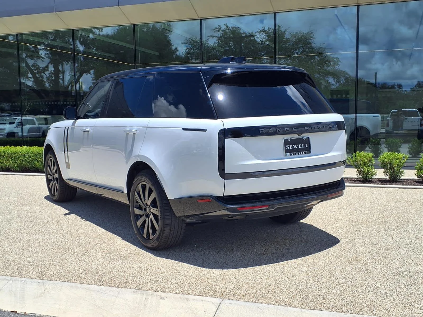 Used 2025 Fuji White Land Rover SE image 4