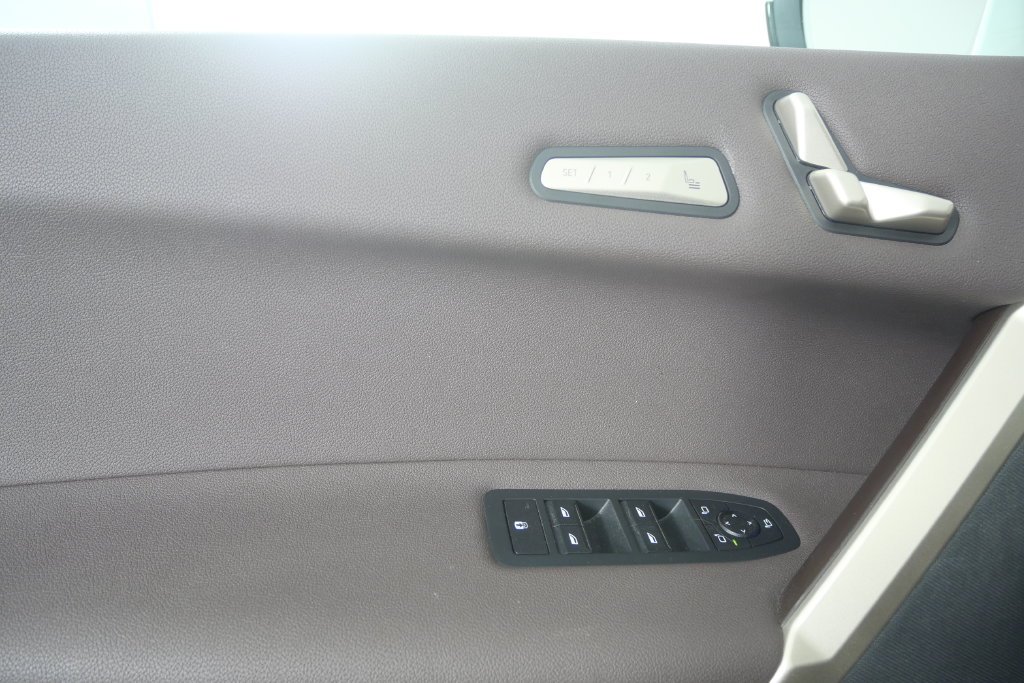 Used 2024 Alpine White BMW xDrive50 image 10