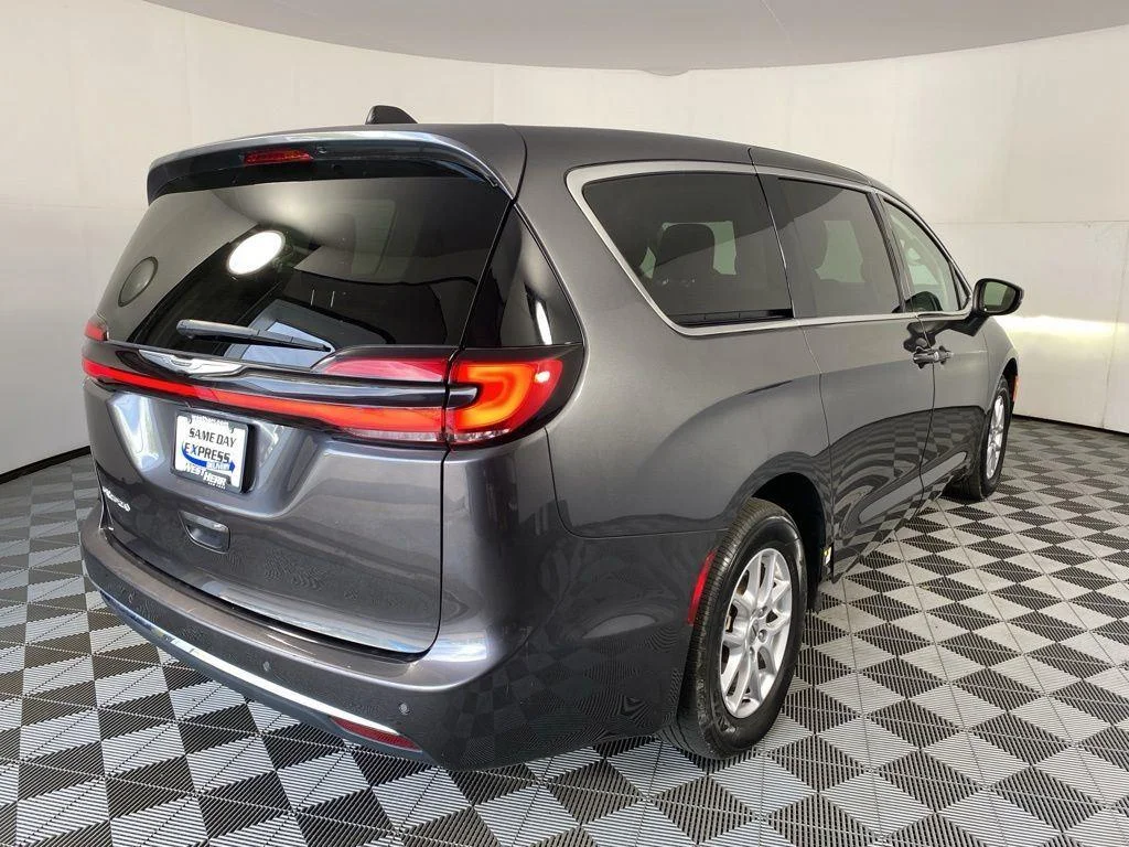 Used 2023 Crystal Metallic Chrysler Touring L image 5