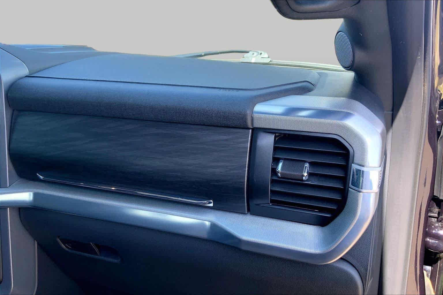Used 2025 Agate Black Metallic Ford LARIAT image 19