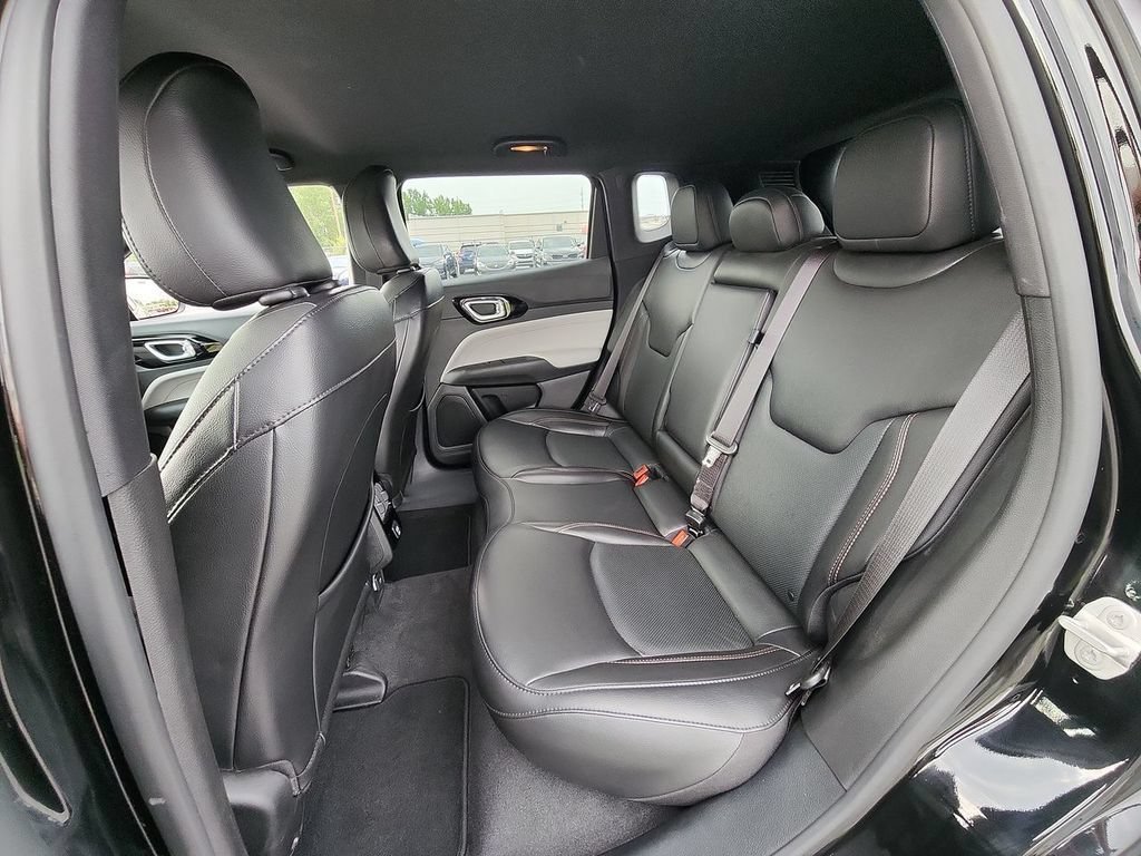 Used 2023  Jeep Limited image 21