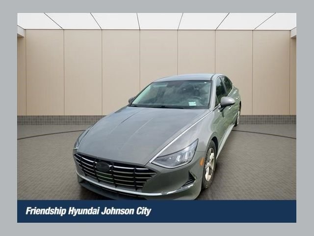 Used 2023 Gray Hyundai SE image 1