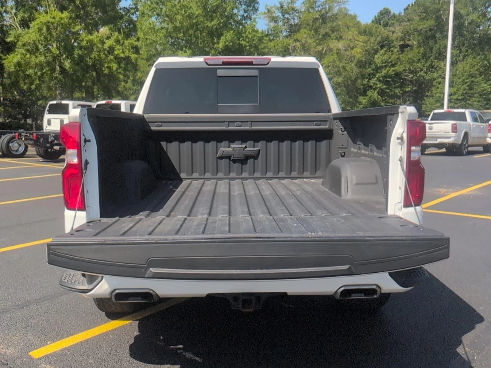 Used 2025 Summit White Chevrolet RST image 5