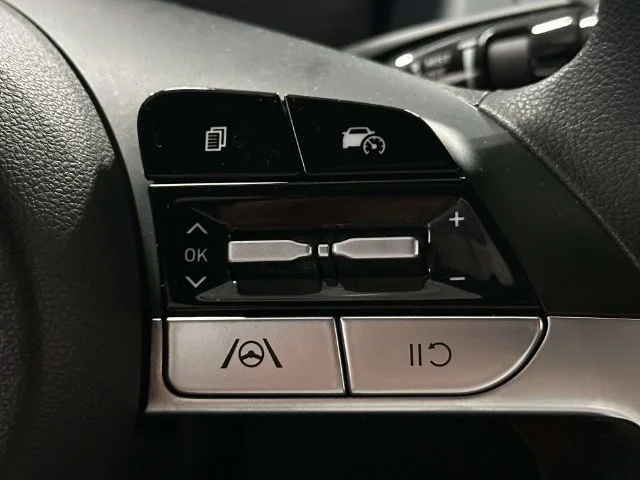 Used 2022 Ice White Hyundai SEL image 23